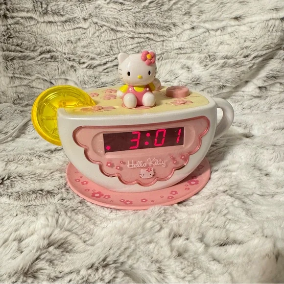 Vintage Hello Kitty Pink and Yellow Teacup Alarm Clock Radio - Picture 8 of 10